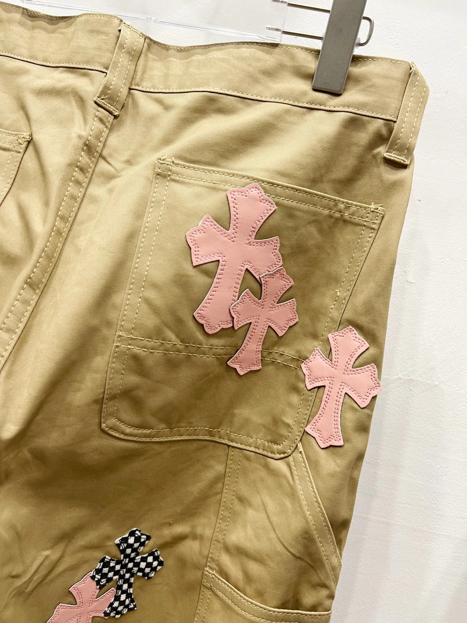 P260 Style number: (c034) ChromeHearts & ChromeHearts 2025 new khaki wood pink checkerboard cross leather couple's loose jeans Top quality ceiling quality Styles with different wash textures, very friendly to people with thin legs and thick legs, straight and loose version very flattering leg shape Timeless moderate length, easy to match with casual, basic styling for various styles, a must-have in the wardrobe! The fabric is stiff but also makes the upper body soft without losing texture. The washing process is even more perfect. It is a must-have item for everyone! ! ! Washed wheat, hang tag, pants label, three labels complete Color: Khaki Size: 28-30-32-34